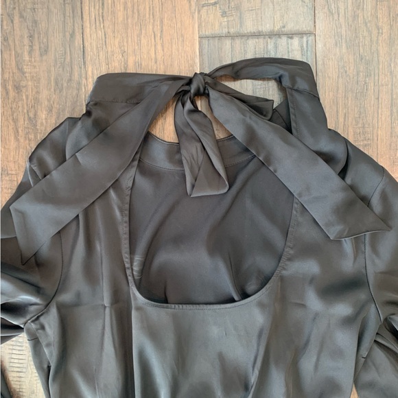 EXPRESS Mock-Neck Satin Top 🖤 - Picture 4 of 6